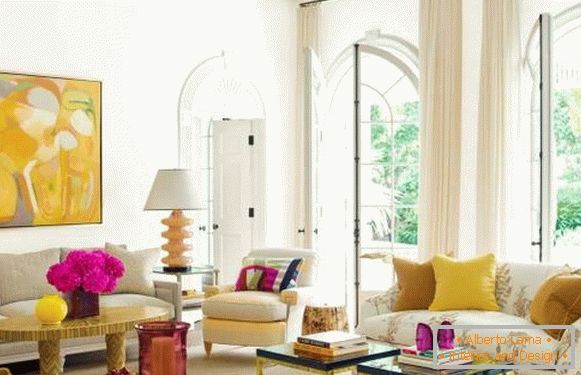 Żółto-różowe wnętrze salonu - zdjęcie w nowoczesnym stylu
