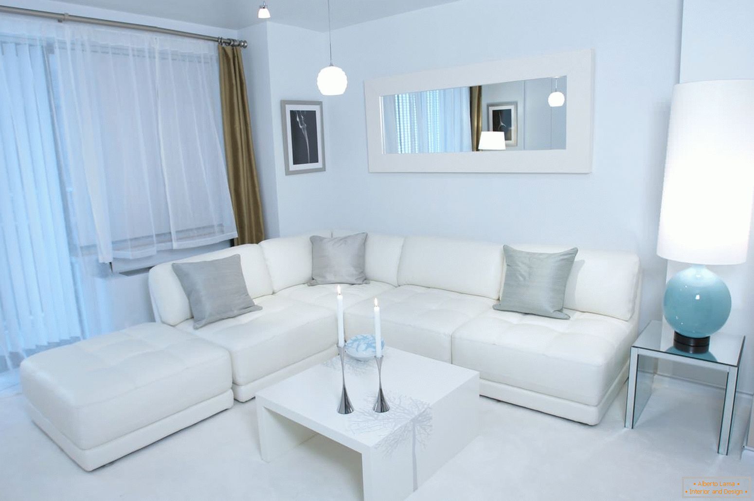 Biała narożna sofa z szarymi poduszkami