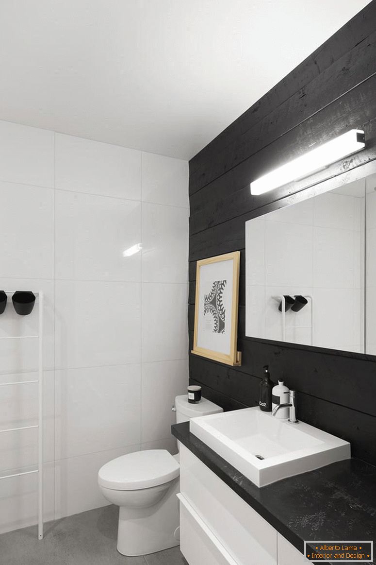 Wnętrze małej łazienki w czerni i bieli