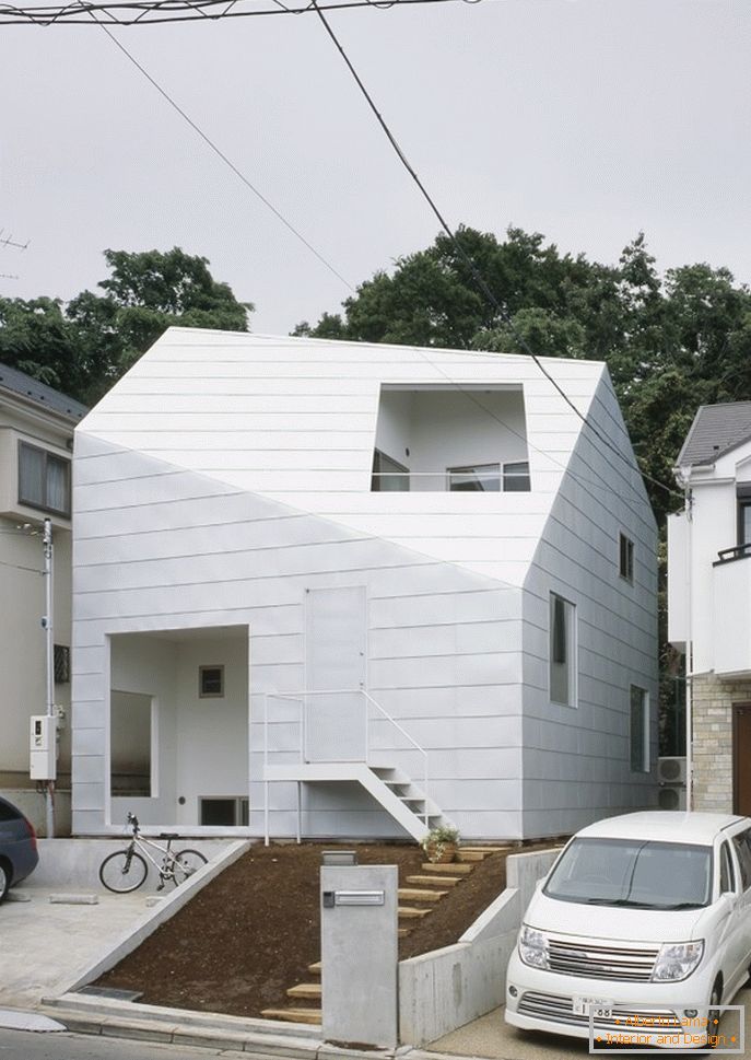 Wnętrze minimalistycznego domu z ogrodem w Japonii