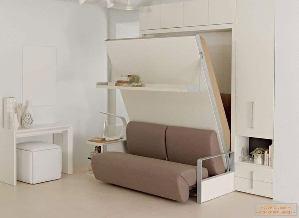 Przekształcanie rozkładanej sofy w szafie w małym mieszkaniu