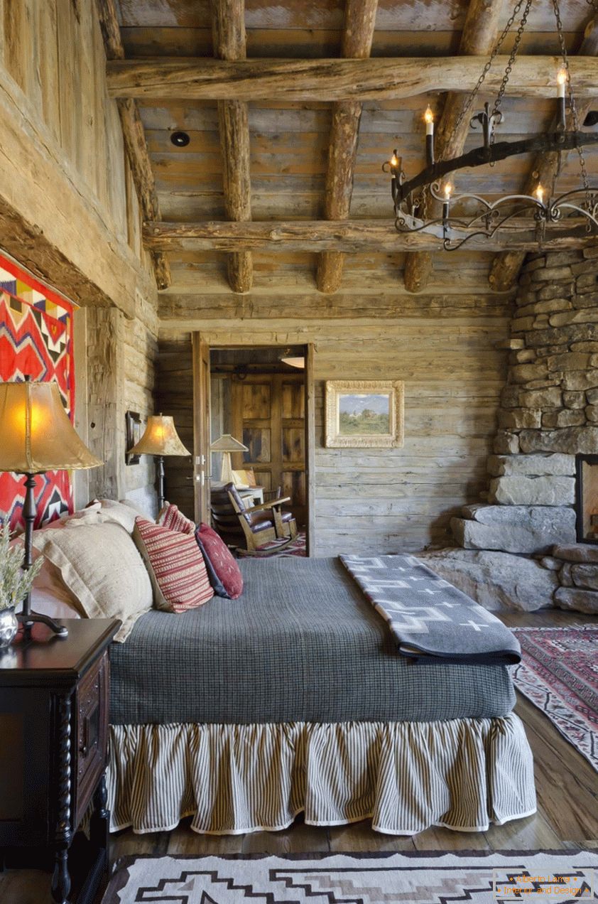 Projektowanie wnętrz sypialni w drewnianym domu z kominkiem