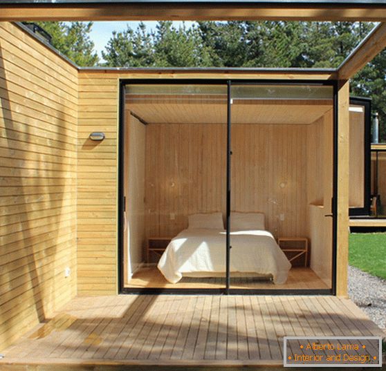 Sypialnia w drewnianym domu modułowym