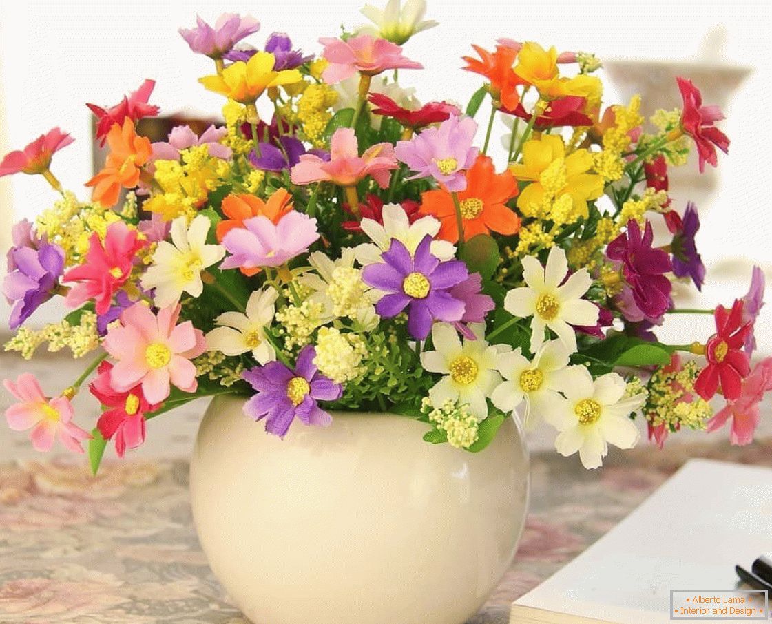 Prosta konstrukcja wazonu ze sztucznymi kwiatami