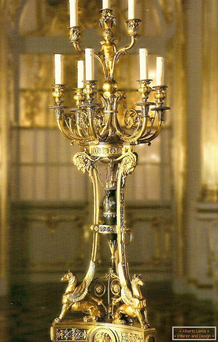 Szlachetny, wyrafinowany złoty kandelabr na dziewięć świec będzie ozdobą wnętrza każdego wiejskiego domu lub pałacu myśliwskiego.