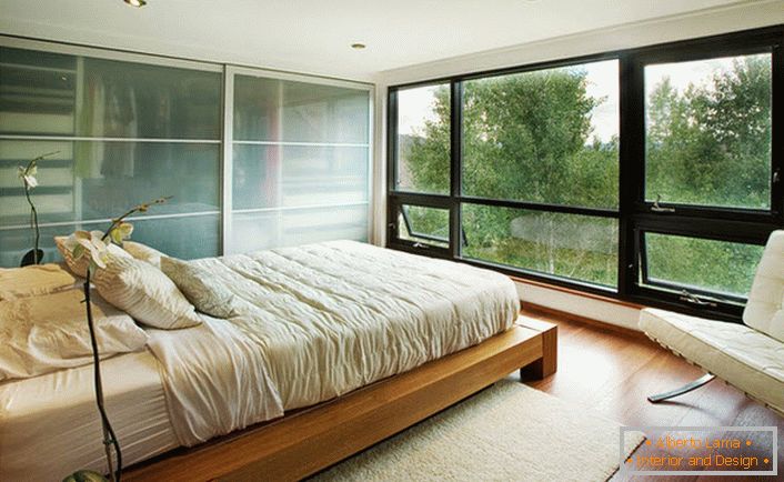 Niskie łóżko z drewna harmonijnie pasuje do wnętrza sypialni w stylu secesyjnym.