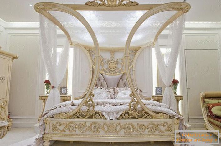 Luksusowe łóżko z baldachimem staje się zwieńczeniem projektu designerskiego sypialni w secesyjnym stylu.
