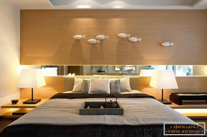 W stylu secesyjnym do sypialni wybrano lakoniczne meble z jasnego drewna. Skromny wystrój sypialni nie sprawia, że ​​wnętrze jest tanie i nieatrakcyjne. 