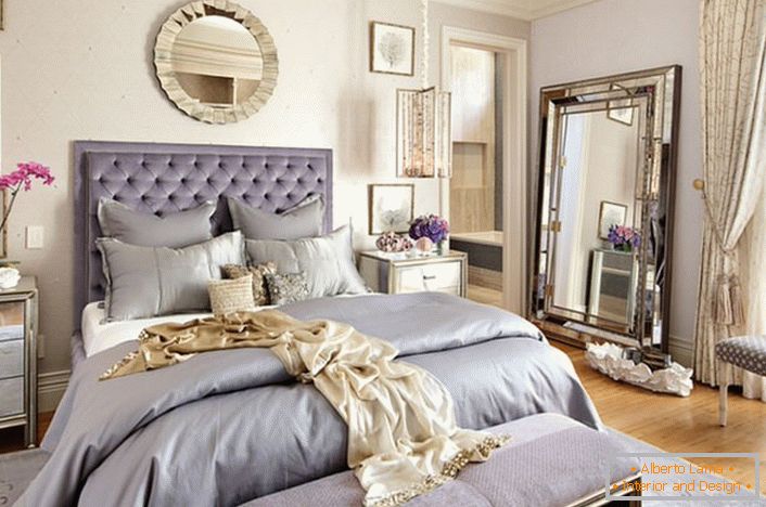 Stylowy wystrój pompowanej sypialni w stylu secesyjnym. Chociaż ten zakres nie jest charakterystyczny dla stylu, wnętrze wygląda elegancko i efektownie. 