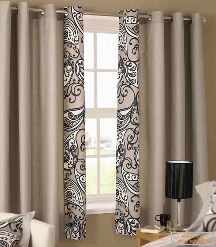 Stylowe krótkie zasłony w jasnofioletowym kolorze powtarzają wzór, który zdobi pościel w sypialni w stylu secesyjnym.