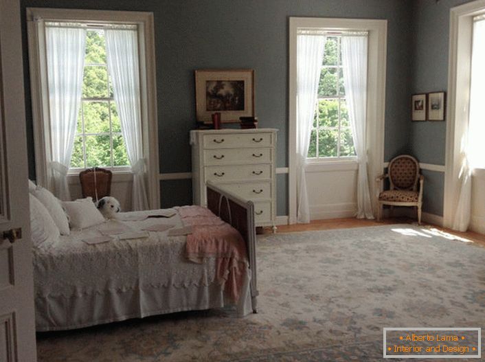 Sypialnia w stylu Art Nouveau z odpowiednio uporządkowanymi otworami okiennymi. Lekkie, kurtyny powietrzne wpuszczają promień słońca do pomieszczenia.