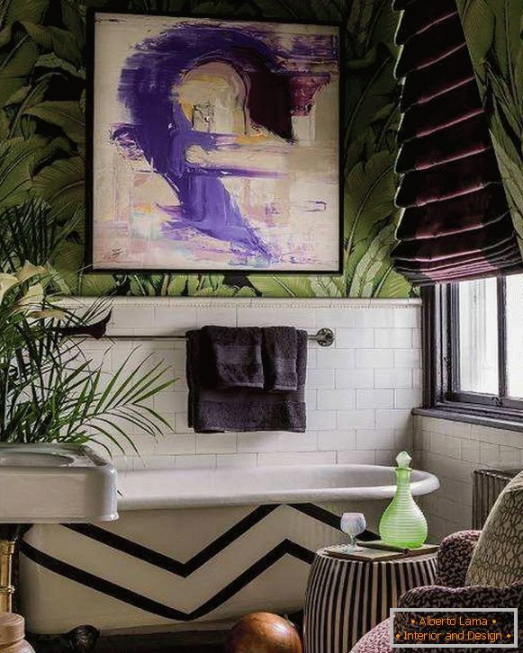 Połączenie zielonej tapety na ścianach i fioletowych zasłon