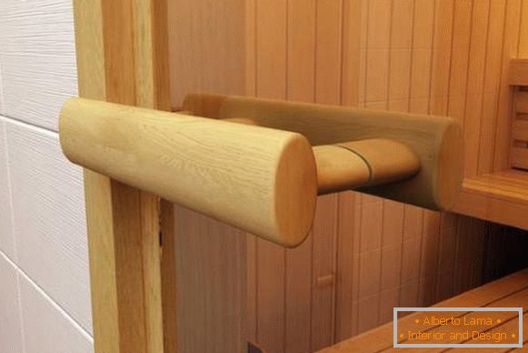 Drewniany uchwyt do szklanych drzwi w saunie wykonanej z wapna