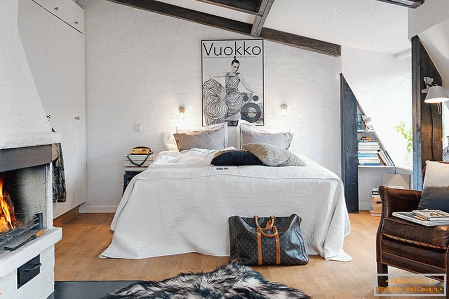 Łóżko we wnętrzu przytulnego strychu w szwedzkim mieście