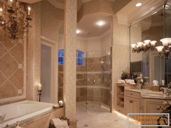 Luksusowa łazienka z żyrandolem