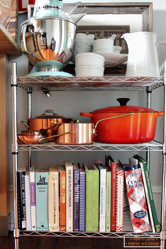 Półka na naczynia i książki w kuchni