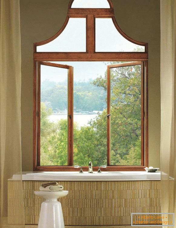 Niezwykłe drewniane okno w łazience