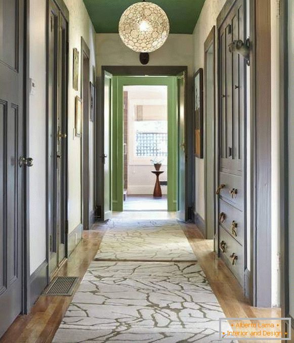 Stylowy wąski korytarz - zdjęcie z zielonym sufitem