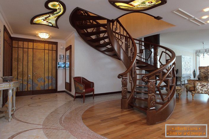 Hala w nowoczesnym stylu z spiralnymi schodami na drugie piętro wyposażona jest w