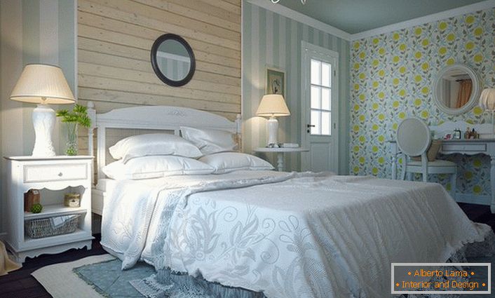 Wyrafinowany styl na południu Francji-Prowansji. Miękkie, proste formy wnętrza nadają wyjątkowej przytulności sypialni.
