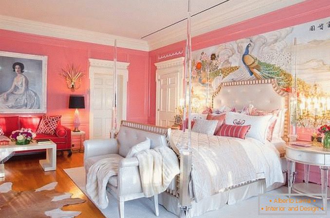 Stylowy eklektyzm w różowej sypialni