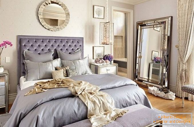Miękkie łóżko z poduszkami w eklektycznej sypialni
