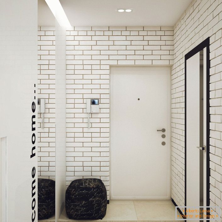 Kamieniarstwo z białej cegły na korytarzu