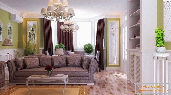 Ciekawe rozwiązanie dla salonu w stylu neoklasycznym - żyrandole sufitowe i lampy podłogowe z takimi samymi plafonami pasują do cienkiej linii w delikatnym stylu.