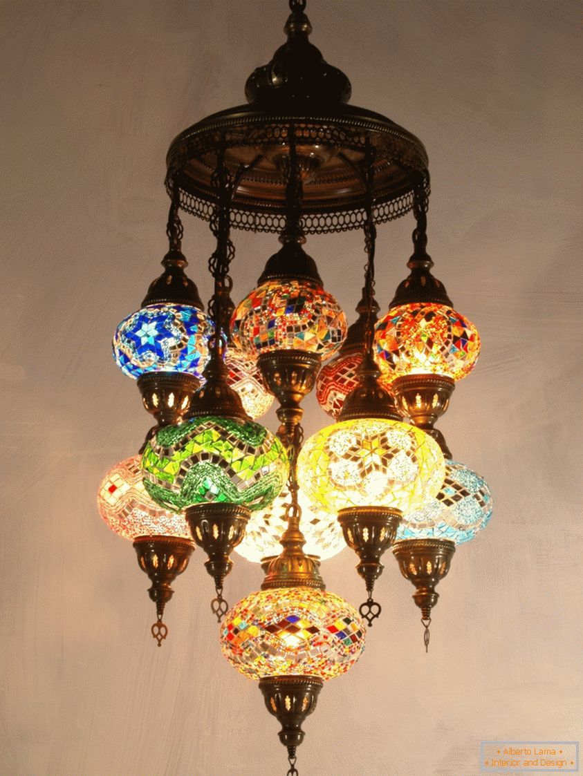 Żyrandole używają różnych typów lamp