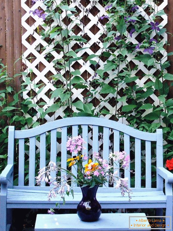 Pomysł na dekorowanie ogrodzenia na podwórku