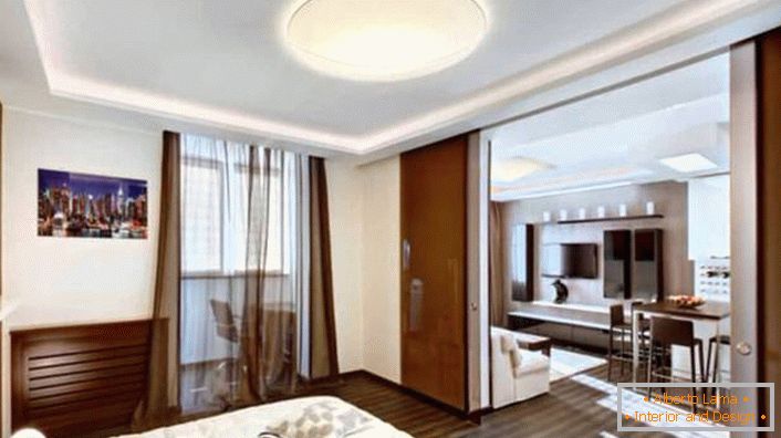 Mieszkanie o powierzchni 40 metrów kwadratowych jest podzielone przesuwanymi drzwiami do kuchni z salonem i sypialnią.