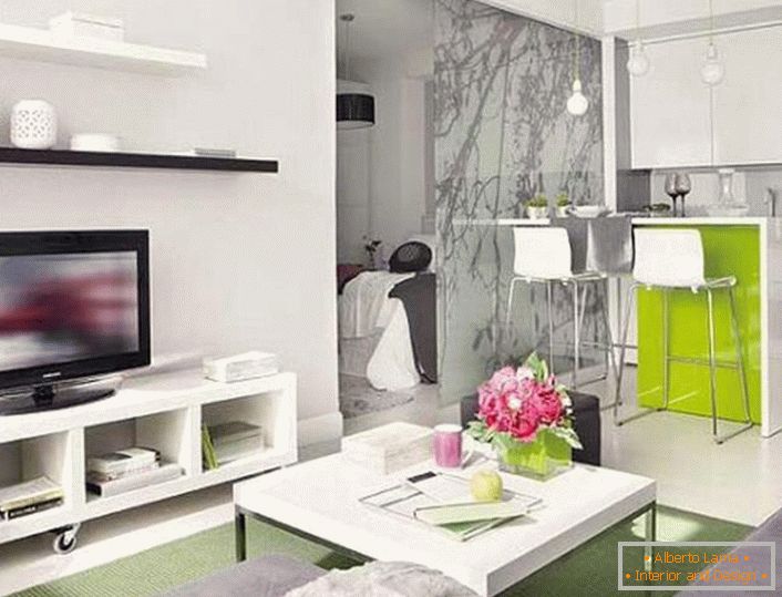 Małe mieszkanie typu studio dzięki właściwemu układowi staje się pełnoprawnym mieszkaniem z oddzielną sypialnią, która jest ogrodzona stylową szklaną przegrodą.