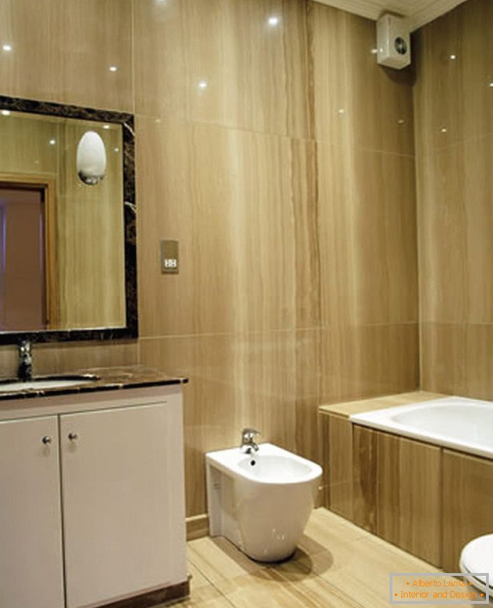 Lakoniczne wnętrze łazienki w stylu minimalizmu organicznie wkomponowuje się w niewielką przestrzeń.