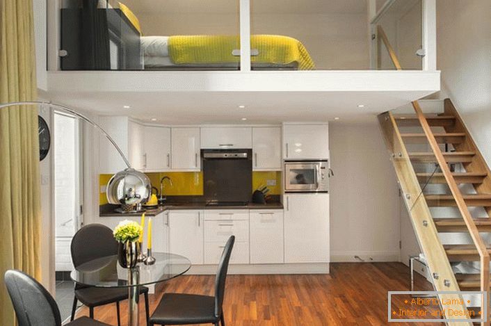 Niewielki dwupoziomowy apartament urządzony jest w minimalistycznym stylu.