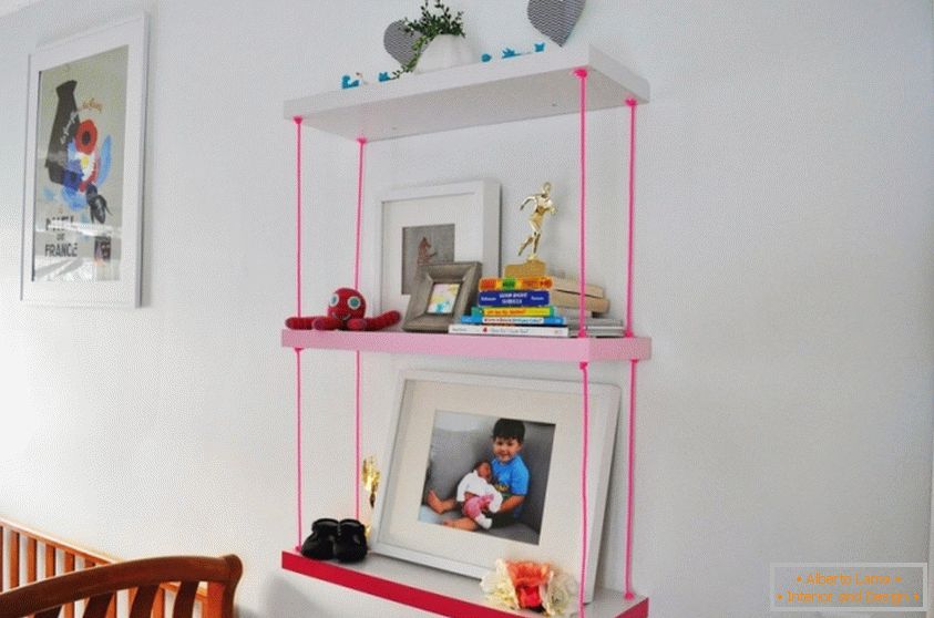 Półka na książki dla pokoju dziecięcego z różowymi sznurkami