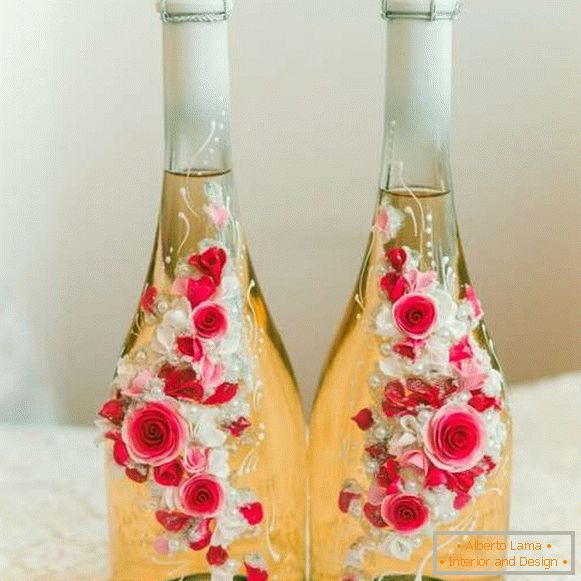 Jak ozdobić butelkę szampana na wesele z kwiatami