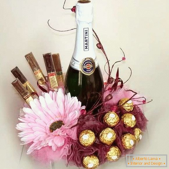 Wystrój butelka szampana z cukierków i kwiatów - zdjęcie