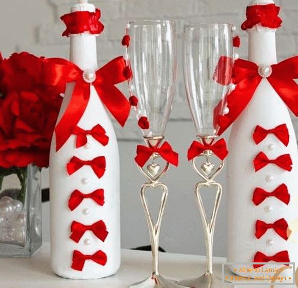 Wystrój butelki szampana na wesele wstążkami i koralikami