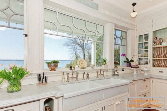 Prosta i piękna dekoracja okna w kuchni
