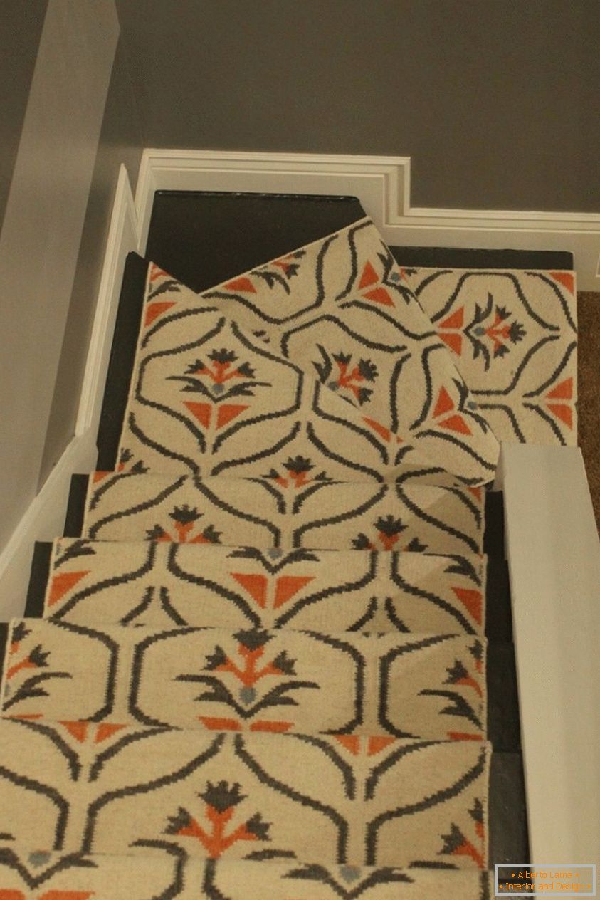 Opis: Jak wymienić dywan na drabinie