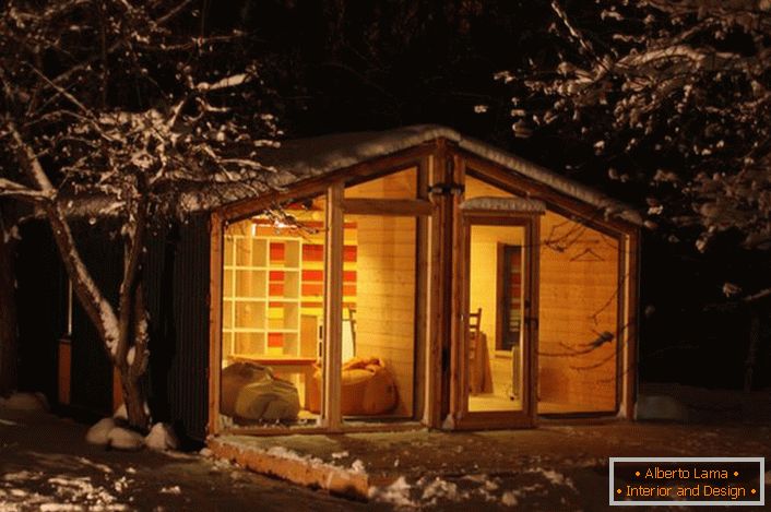 Wspaniały dom na zaśnieżonym skraju lasu. Zaletą domu modułowego jest jego praktyczność i funkcjonalność.