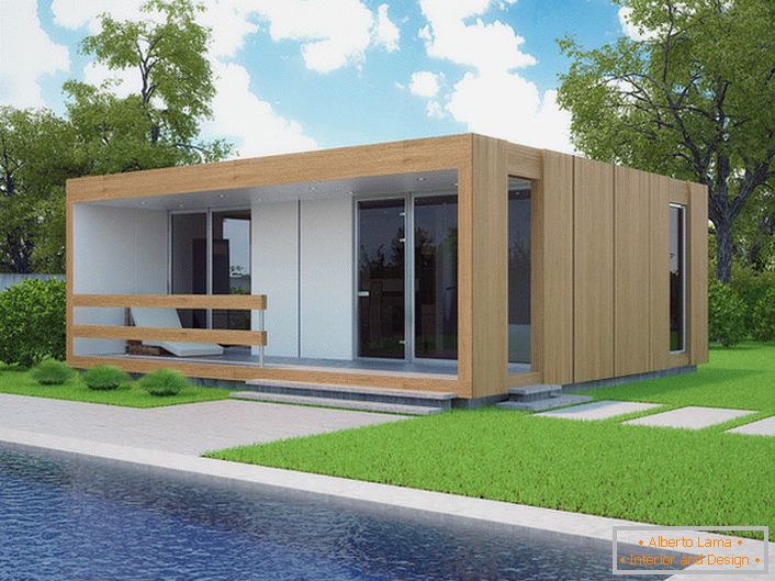 Mały modułowy dom z basenem na podwórku. Stylowy projekt budowanego domu szybko wygląda organicznie na tle krótkiego przyciętego trawnika.