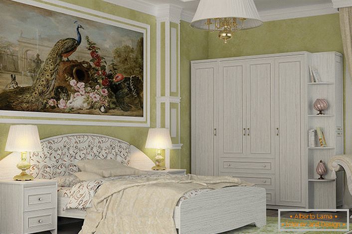 Stylowy biały apartament zaprojektowany do sypialni w wiejskim stylu. Niezwykłą cechą wnętrza jest duży obraz.