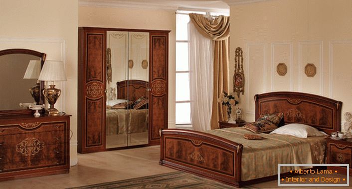 Modułowe meble do klasycznej sypialni są odpowiednio dopasowane. 