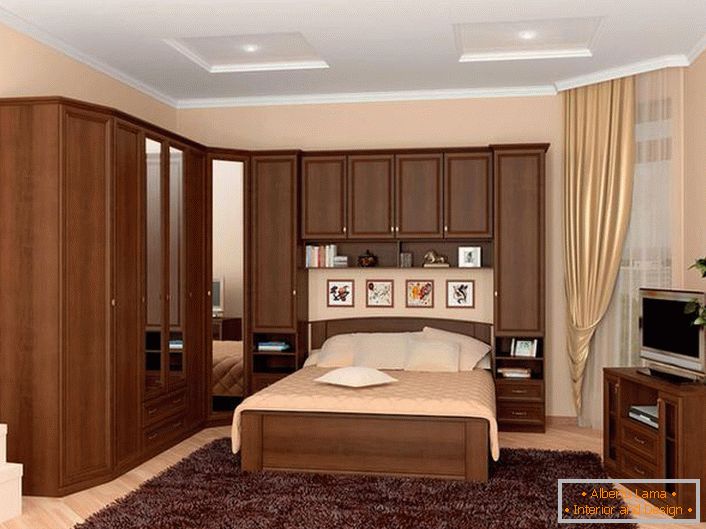 Praktycznym rozwiązaniem do aranżacji sypialni jest modułowy apartament, który biegnie po łóżku. Efektywna oszczędność miejsca.