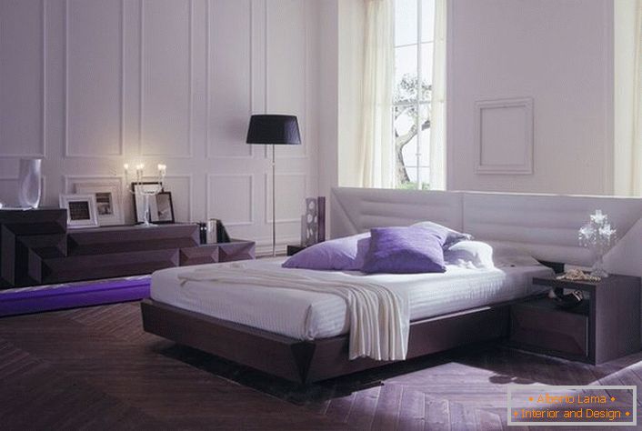Minimalistyczna sypialnia wyposażona jest w meble modułowe. Odpowiednio dobrane światło sprawia, że ​​pokój jest romantyczny i przytulny.