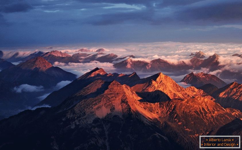 Alpejskie góry w chmurach