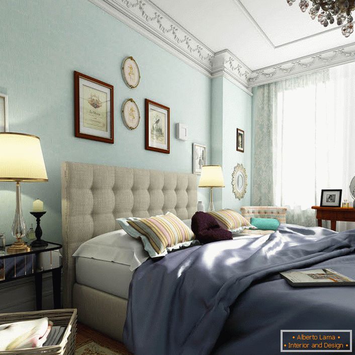 Sypialnia w stylu angielskim jest utrzymana w delikatnych niebieskich kolorach. Pastelowe kolory dają efekt wizualnej ekspansji przestrzeni. 