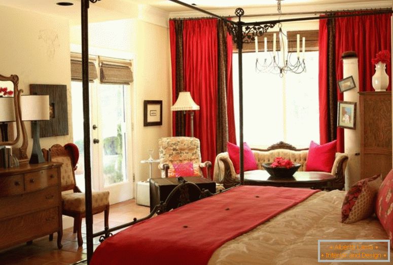 tradycyjne meble-sypialnia-meble-z czerwoną-zasłoną-zabytkowe-lustro-stołowa-lampa-unikatowe-płytki-podłogi-najlepiej-jasnożółte-ścienne-malarstwo-kolor-fotele-klasyczne-eleganckie- pomysły projektowe