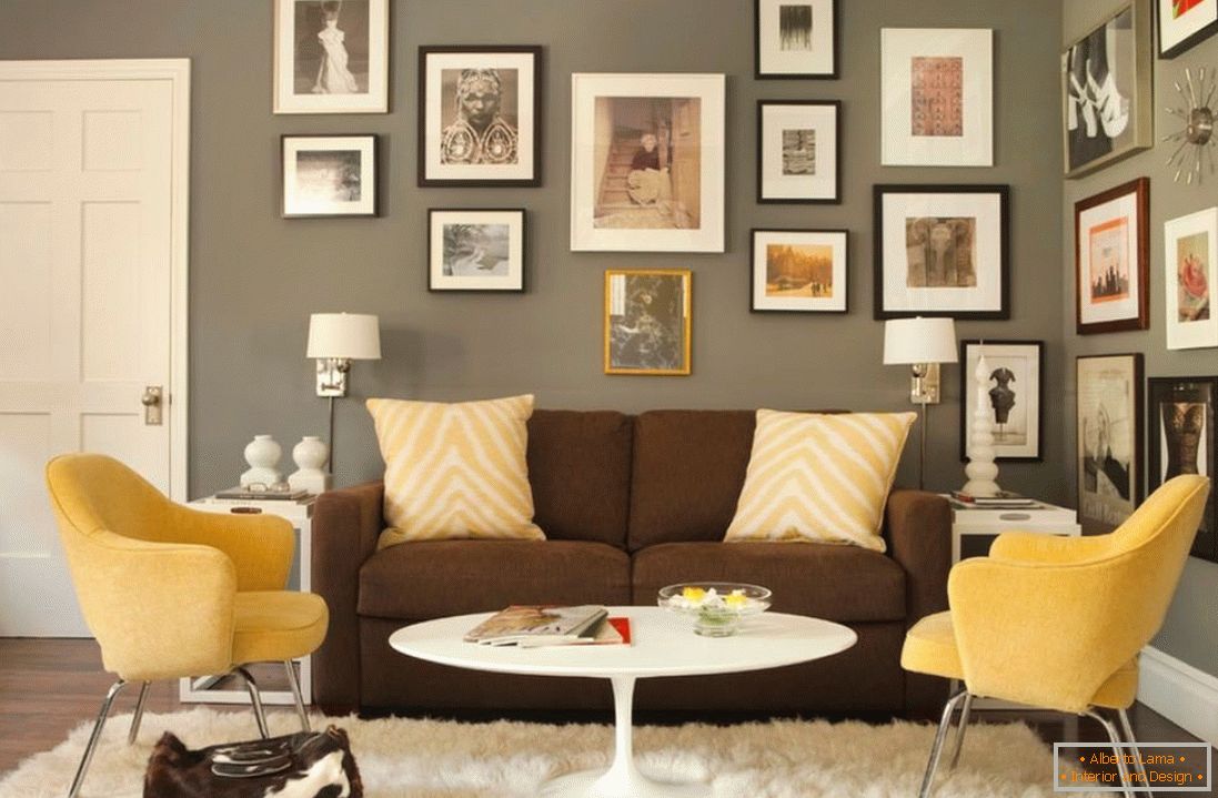 Brązowa sofa i żółte fotele